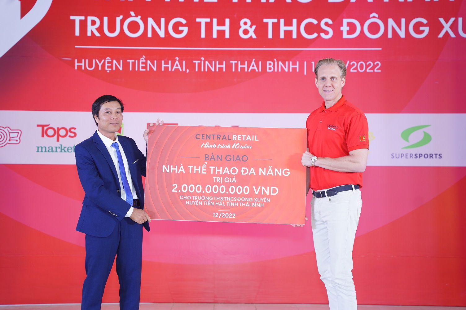 Central Retail bàn giao Nhà thi đấu thể thao đa năng cho trường học ở Thái Bình