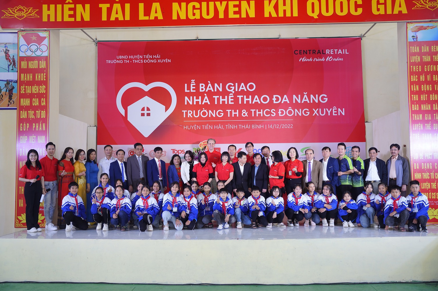 Central Retail bàn giao Nhà thi đấu thể thao đa năng cho trường học ở Thái Bình