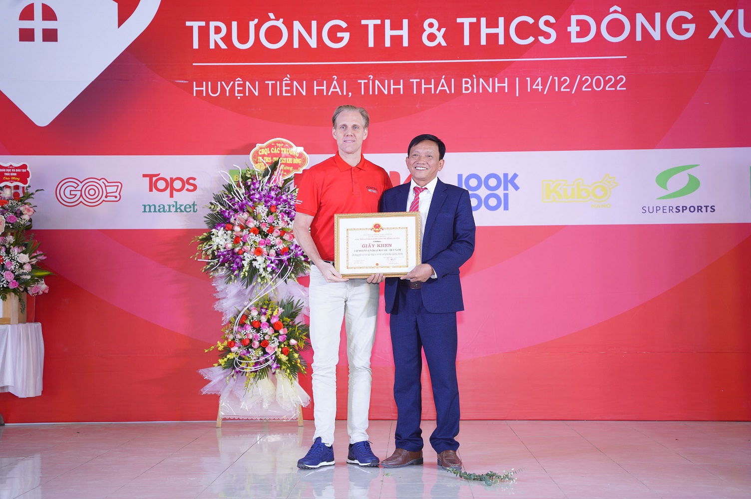 Central Retail bàn giao Nhà thi đấu thể thao đa năng cho trường học ở Thái Bình