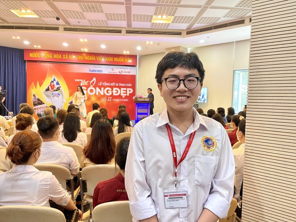 Chào hỏi, nói lời cám ơn chú bảo vệ ở cổng trường cũng chính là sống đẹp