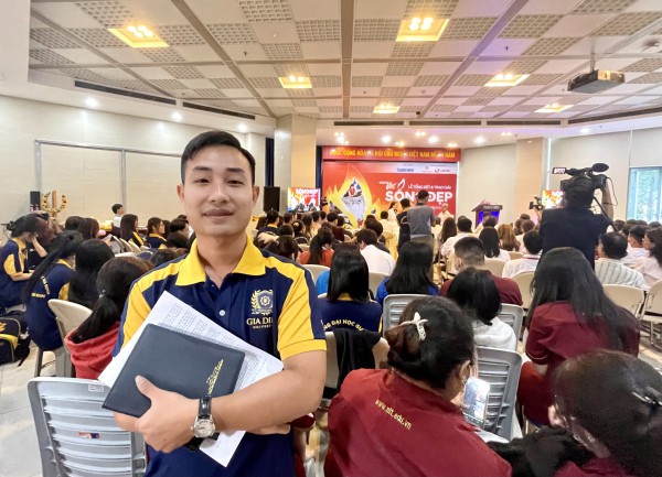 Chào hỏi, nói lời cám ơn chú bảo vệ ở cổng trường cũng chính là sống đẹp