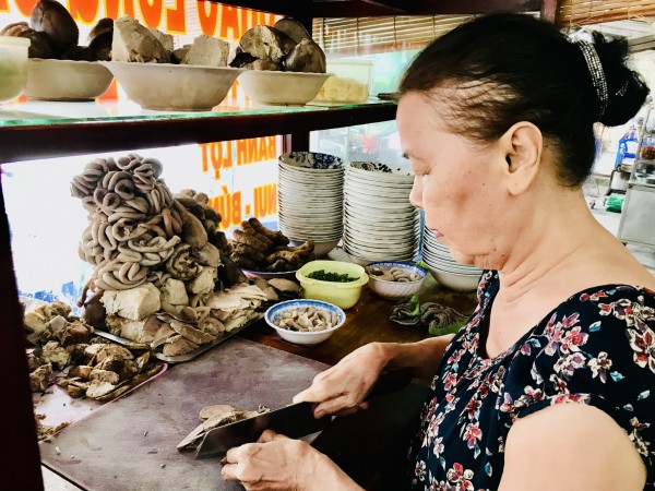 Cháo lòng miền Tây: Ngày bán 500 tô và cái quán có gần 40 năm