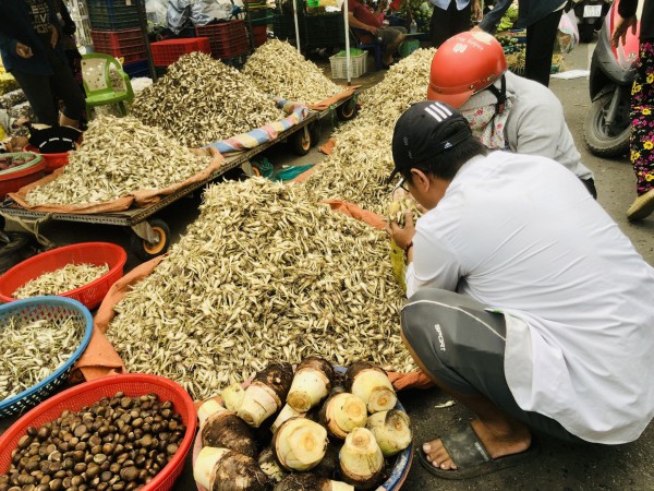 Chợ đầy ắp hàng tết nhưng vắng khách