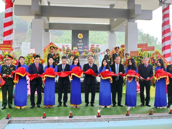 Chủ tịch nước dự lễ khánh thành Khu tưởng niệm Hòn Tàu - Đèo Le Chủ tịch nước dự lễ khánh thành Khu tưởng niệm Hòn Tàu - Đèo Le