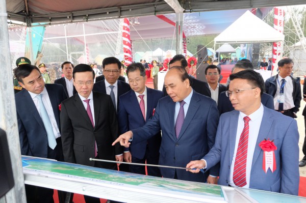 Chủ tịch nước Nguyễn Xuân Phúc yêu cầu dự án cảng Liên Chiểu phải là công trình gương mẫu Chủ tịch nước Nguyễn Xuân Phúc yêu cầu dự án cảng Liên Chiểu phải là công trình gương mẫu