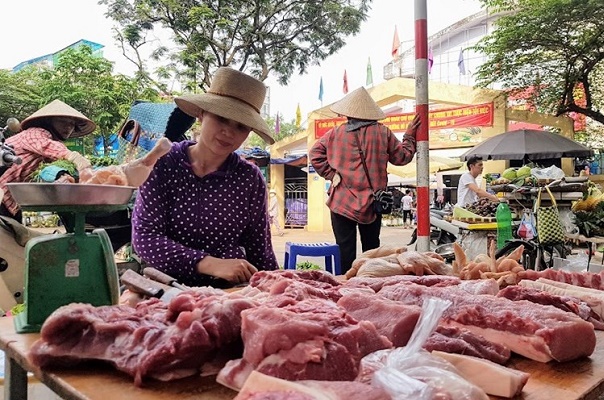 “Chung lưng” gỡ khó cho thịt lợn