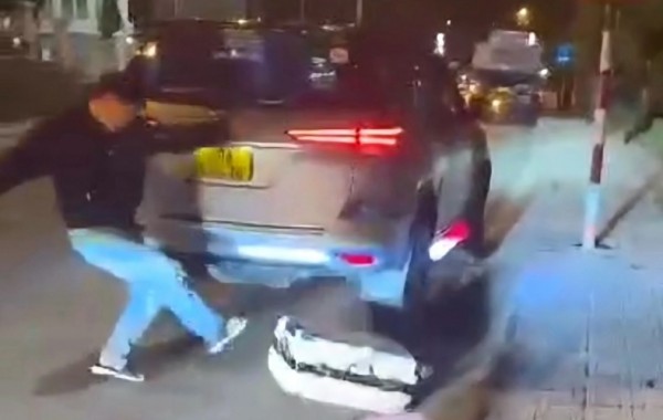 Công an Đà Lạt triệu tập tài xế taxi chửi mắng, ném hành lý của du khách