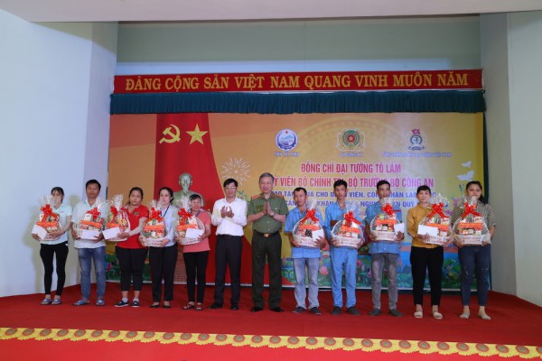 Đại tướng Tô Lâm thăm và tặng hơn 400 phần quà tết tại Tây Ninh