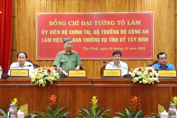 Đại tướng Tô Lâm thăm và tặng hơn 400 phần quà tết tại Tây Ninh