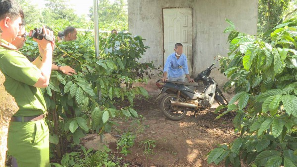 Đắk Lắk: Thực nghiệm điều tra vụ án cháu sát hại chú họ, cướp điện thoại, xe máy