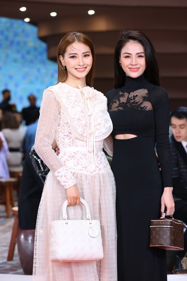 Dàn sao Việt ấn tượng với show thời trang "Bước chân di sản" Dàn sao Việt ấn tượng với show thời trang "Bước chân di sản"