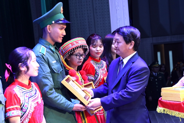 Dành sự quan tâm đặc biệt cho giáo dục vùng dân tộc thiểu số và miền núi - Ảnh 2.