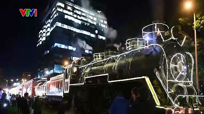 Đoàn tàu Giáng sinh chạy qua những con phố ở Colombia