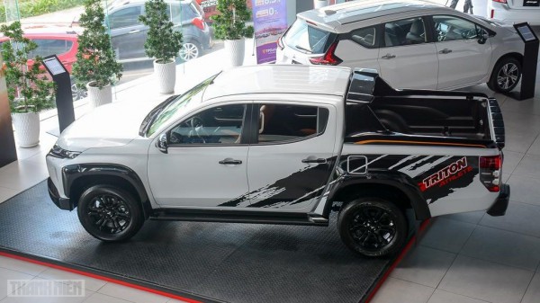 Doanh số bán cao gần 10 lần Mitsubishi Triton, Ford Ranger băng băng về đích