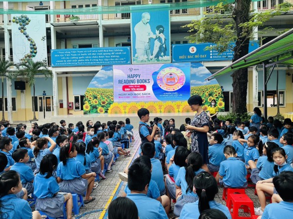 Đọc sách, đón năm mới ở ngôi trường trăm tuổi