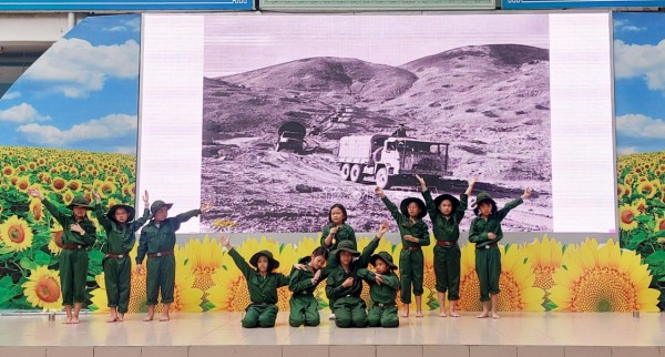 Đọc sách, đón năm mới ở ngôi trường trăm tuổi