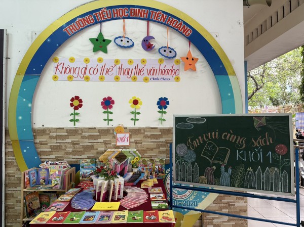 Đọc sách, đón năm mới ở ngôi trường trăm tuổi