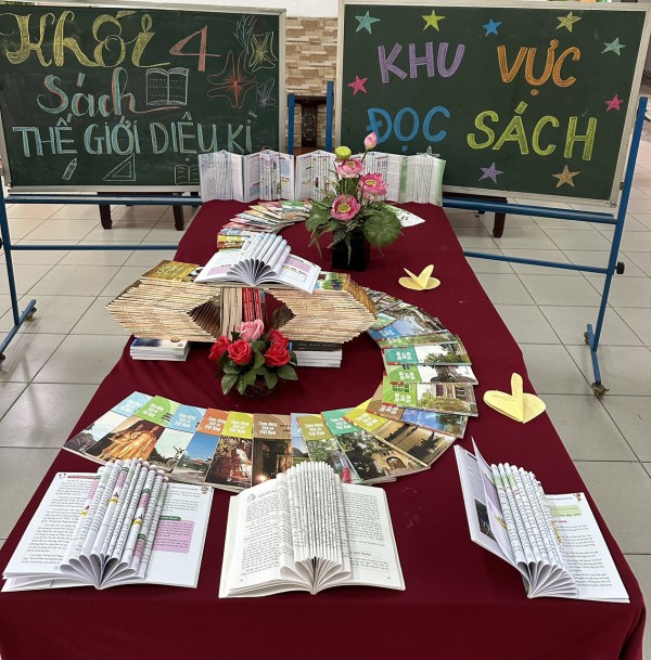 Đọc sách, đón năm mới ở ngôi trường trăm tuổi