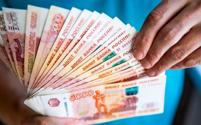 Đồng Ruble giảm giá xuống mức thấp nhấp trong gần 8 tháng