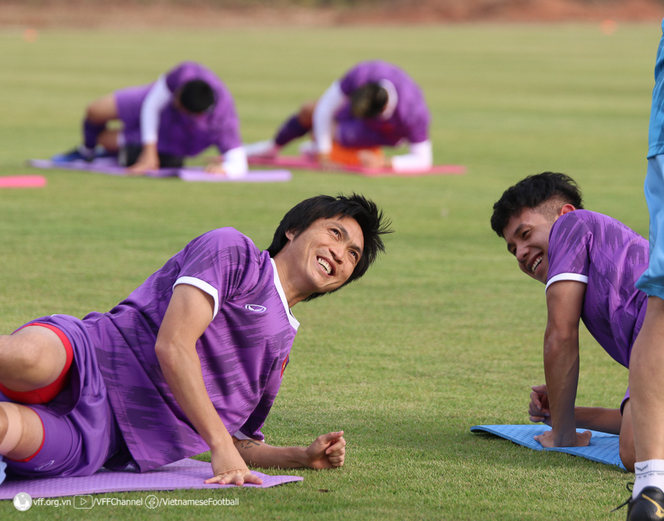ĐT Việt Nam tập buổi đầu tiên tại Lào, chuẩn bị cho trận khai màn AFF Cup 2022