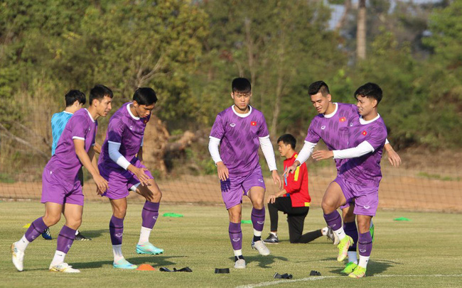 ĐT Việt Nam tập trung rèn chiến thuật trong buổi tập thứ hai tại Vientiane