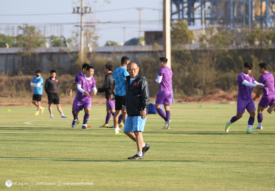 ĐT Việt Nam tập trung rèn chiến thuật trong buổi tập thứ hai tại Vientiane