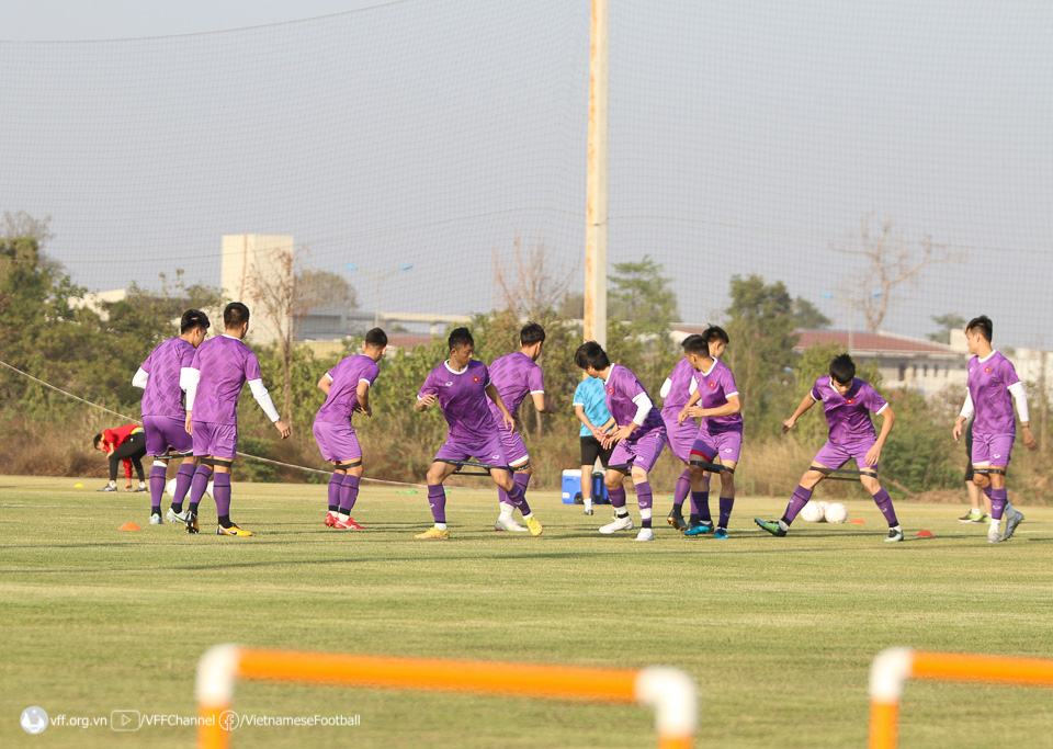ĐT Việt Nam tập trung rèn chiến thuật trong buổi tập thứ hai tại Vientiane
