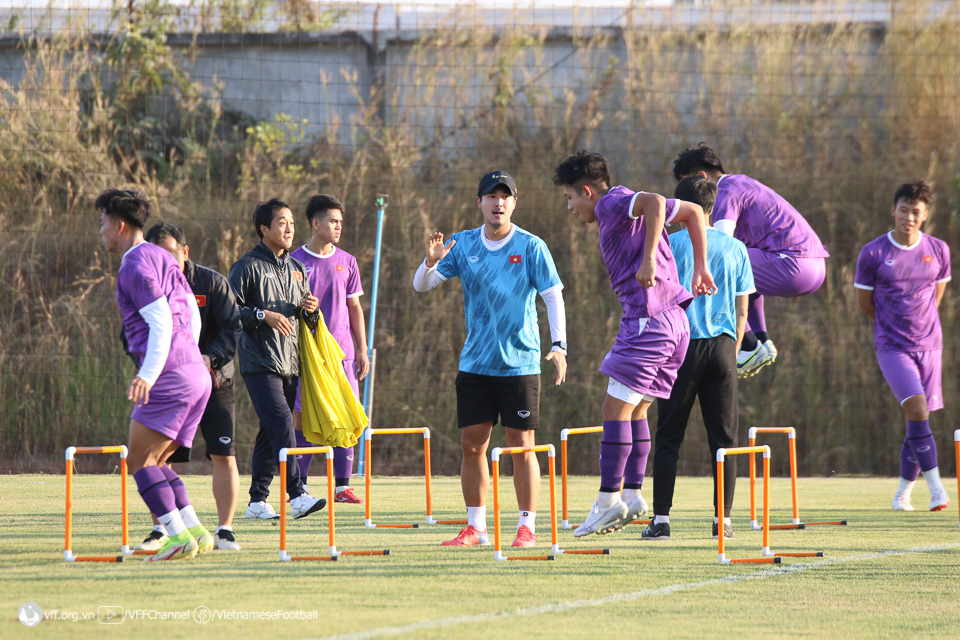 ĐT Việt Nam tập trung rèn chiến thuật trong buổi tập thứ hai tại Vientiane
