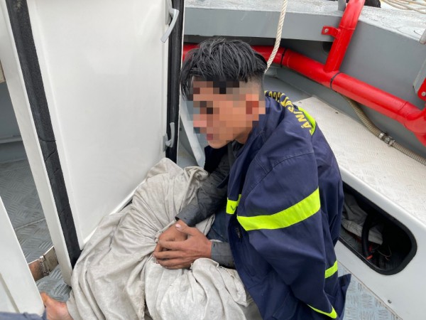 Được giải cứu sau khi nhảy cầu Sài Gòn: Được giải cứu sau khi nhảy cầu Sài Gòn: