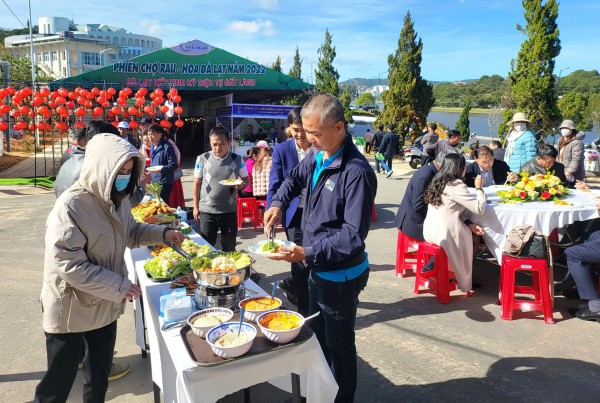 Festival hoa Đà Lạt 2022: Thưởng thức buffet rau miễn phí tại phiên chợ rau hoa