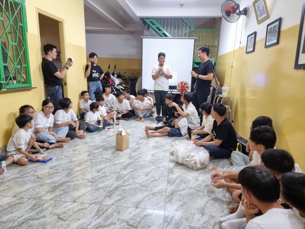 Giúp học sinh có hoàn cảnh khó khăn từ... phim