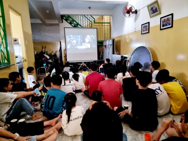 Giúp học sinh có hoàn cảnh khó khăn từ... phim