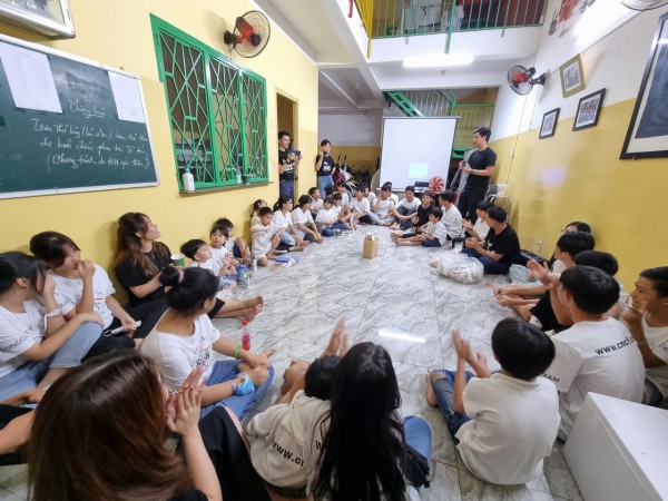 Giúp học sinh có hoàn cảnh khó khăn từ... phim