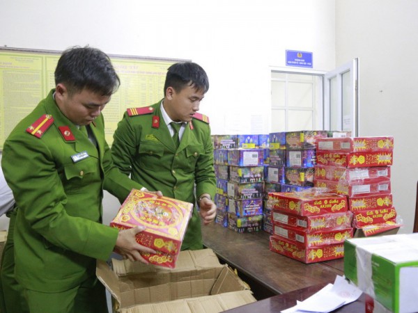 Hà Tĩnh: Bắt 4 nghi phạm mua bán, tàng trữ gần 300 kg pháo nổ