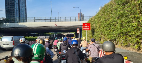 Hầm vượt sông Sài Gòn sửa chữa, ùn tắc giao thông kéo dài trong sáng 13.12