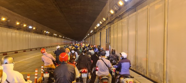 Hầm vượt sông Sài Gòn sửa chữa, ùn tắc giao thông kéo dài trong sáng 13.12