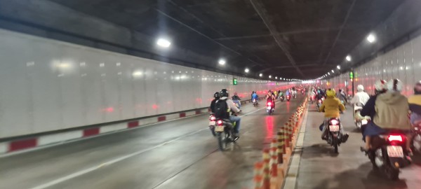 Hầm vượt sông Sài Gòn sửa chữa, ùn tắc giao thông kéo dài trong sáng 13.12
