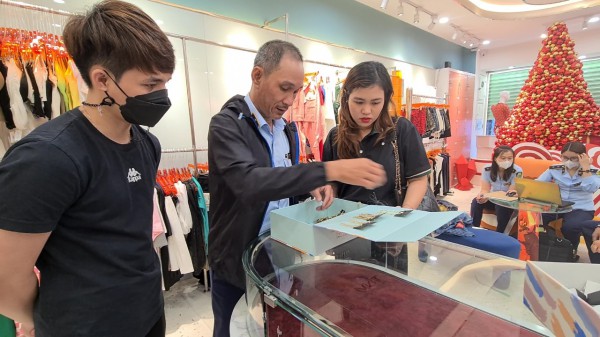 Hàng hóa tại cửa hàng Trang Nemo có dấu hiệu giả mạo nhiều nhãn hiệu nổi tiếng thế giới