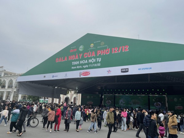 Hàng ngàn người đất thành Nam náo nức đến ngày hội Hàng ngàn người đất thành Nam náo nức đến ngày hội