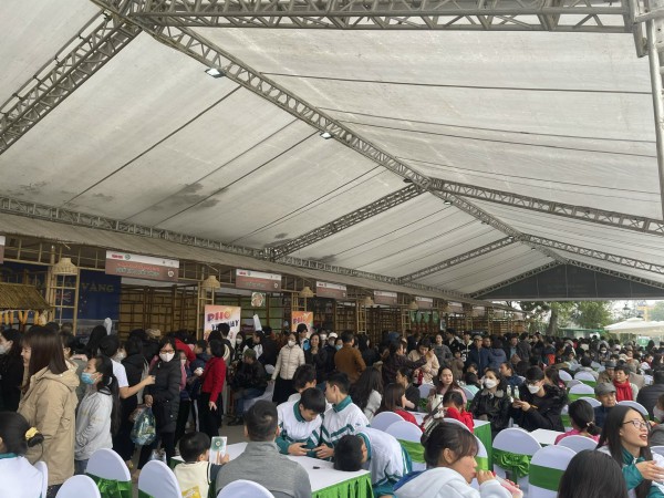 Hàng ngàn người đất thành Nam náo nức đến ngày hội Hàng ngàn người đất thành Nam náo nức đến ngày hội