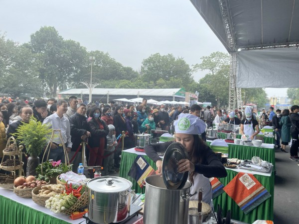 Hàng ngàn người đất thành Nam náo nức đến ngày hội Hàng ngàn người đất thành Nam náo nức đến ngày hội