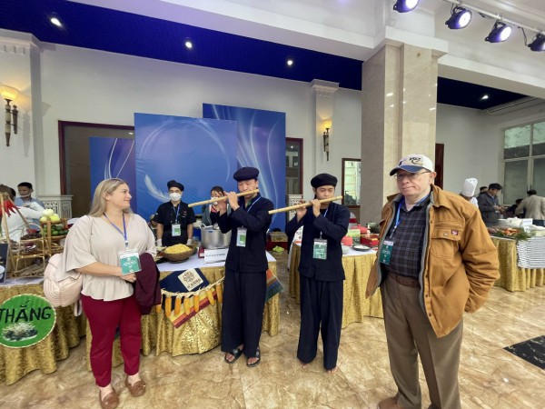 Hàng ngàn người đất thành Nam náo nức đến ngày hội Hàng ngàn người đất thành Nam náo nức đến ngày hội