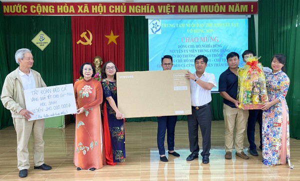 Hỗ trợ hơn 200 triệu đồng cho Trung tâm nuôi dạy trẻ khuyết tật Võ Hồng Sơn