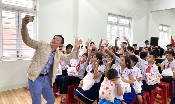 Hỗ trợ hơn 200 triệu đồng cho Trung tâm nuôi dạy trẻ khuyết tật Võ Hồng Sơn