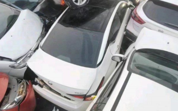 Hơn 280 chiếc xe đâm nhau trên cầu ở Trịnh Châu (Trung Quốc)