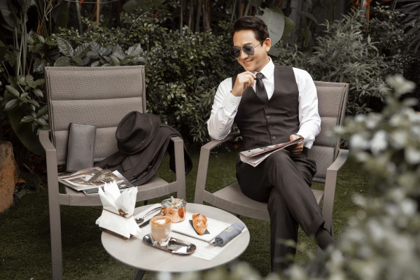 Hứa Vĩ Văn khoe vẻ phong độ tuổi 43 với suit lịch lãm