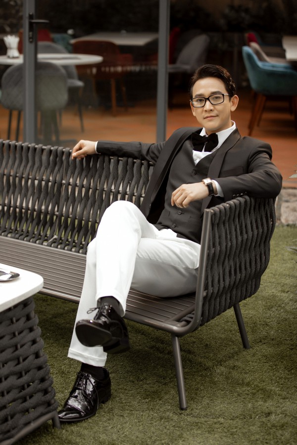 Hứa Vĩ Văn khoe vẻ phong độ tuổi 43 với suit lịch lãm