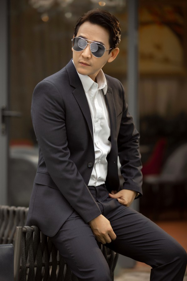 Hứa Vĩ Văn khoe vẻ phong độ tuổi 43 với suit lịch lãm