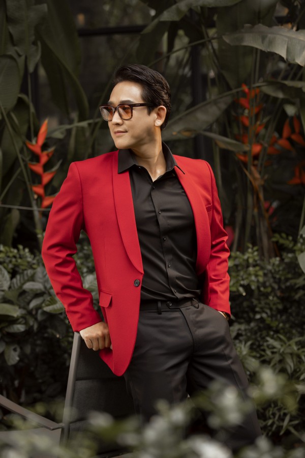 Hứa Vĩ Văn khoe vẻ phong độ tuổi 43 với suit lịch lãm