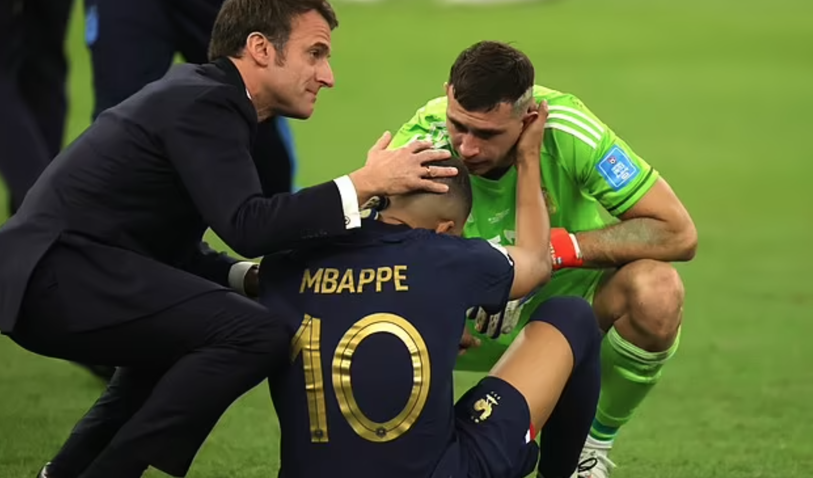 Khoảnh khắc xúc động của Tổng thống Pháp dành cho Mbappe sau chung kết World Cup 2022